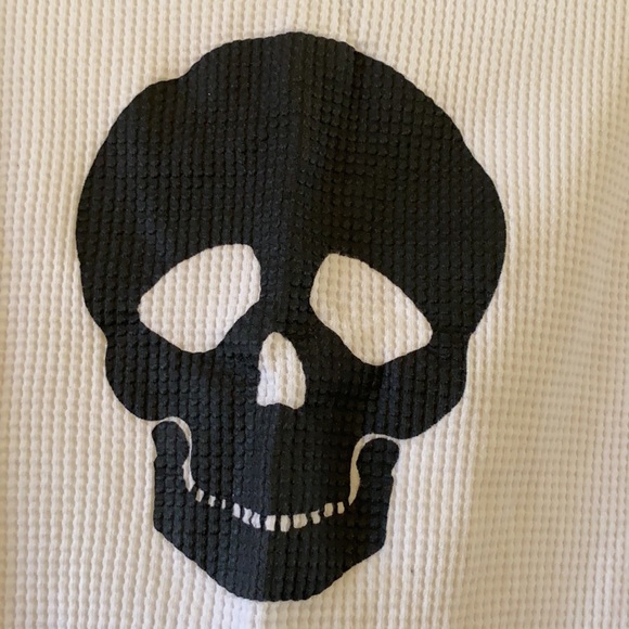 Thermal Long Sleeve w Skull image - Picture 3 of 6